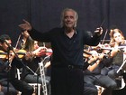 Maestro João Carlos Martins rege orquestra na Festa do Divino