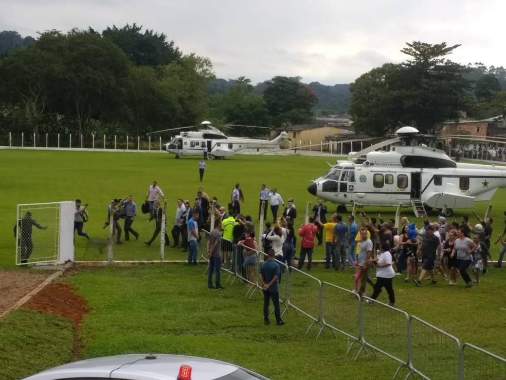 Bolsonaro chegou de helicóptero em Eldorado, SP,  para visitar a família neste feriado — Foto: Dione Aguiar/G1 Santos