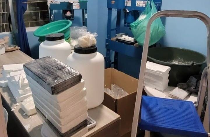 Polícia encontra laboratório de drogas dentro de casa no Paraná