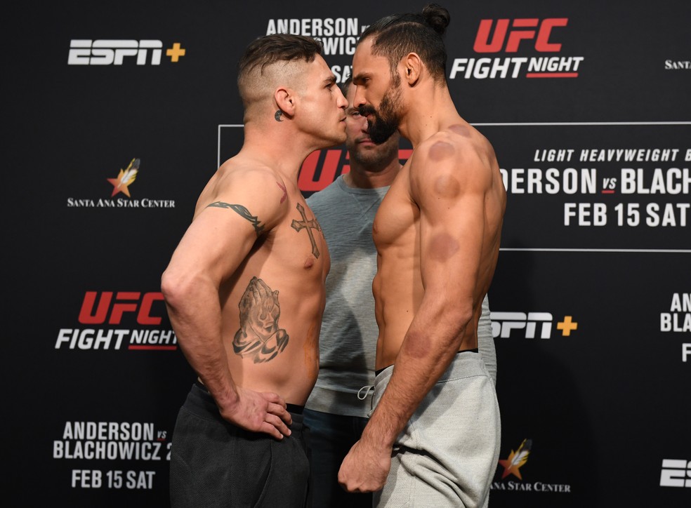 Diego Sanchez (esq.) encara Michel Pereira de perto na pesagem — Foto: Josh Hedges/Getty Images