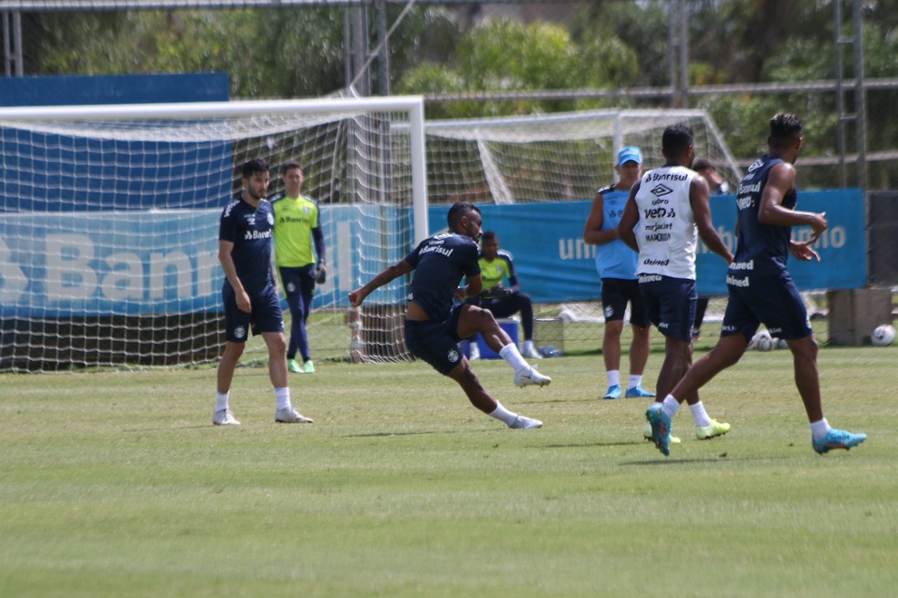Treino do Grêmio: Renato comanda coletivo e Carballo faz primeiro trabalho no gramado