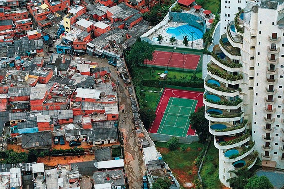 Foto que registra o encontro entre Paraisópolis, segunda maior favela de São Paulo, e o rico bairro do Morumbi escancara desigualdade social no Brasil