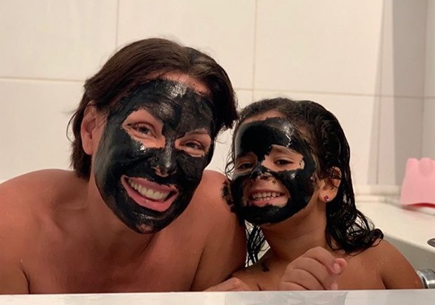 Carolina Ferraz com a filha, Isabel (Foto: Reprodução/Instagram)