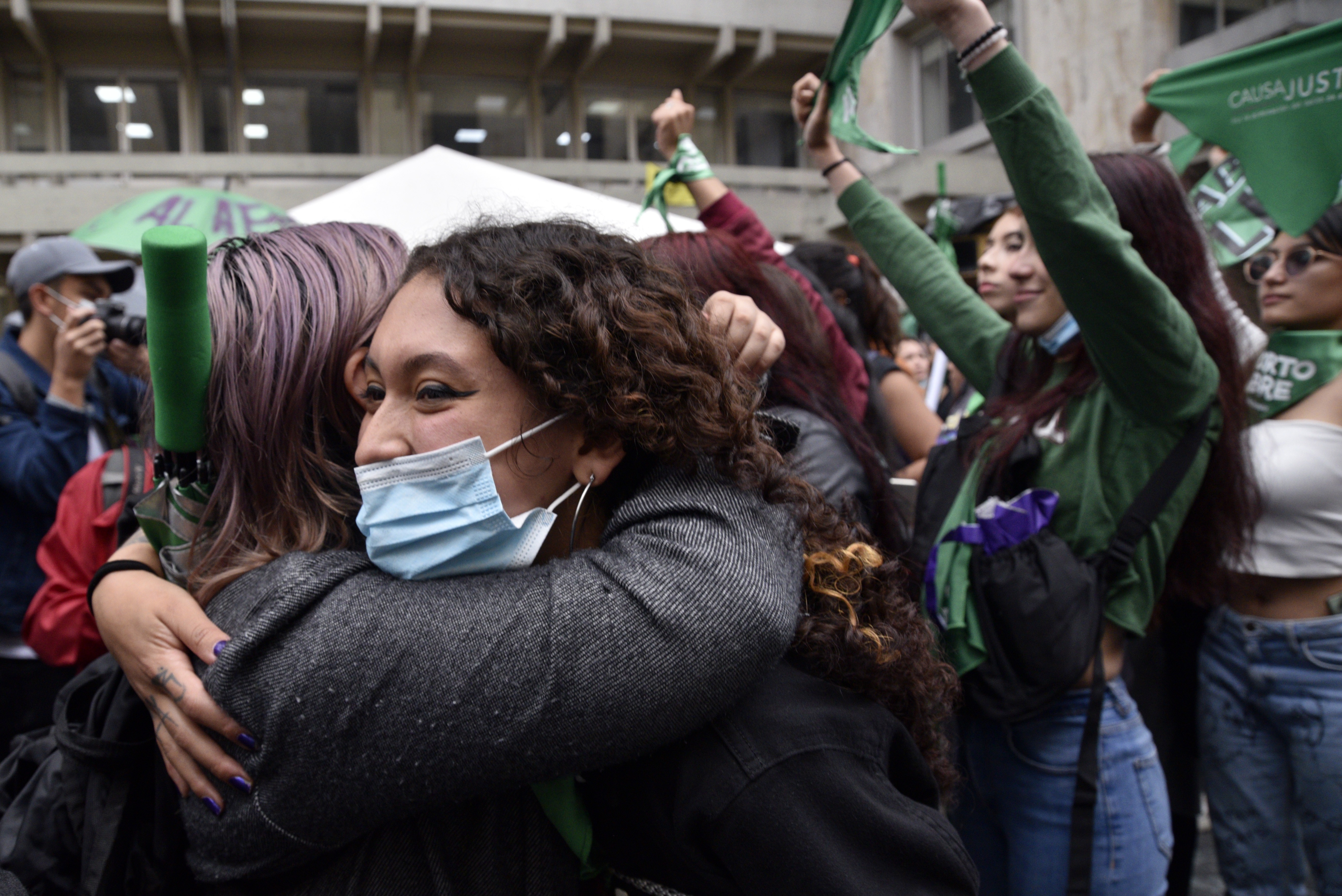 BOGOTA, COLOMBIA - FEBRUARY 21: Pro-Choice demonstrators embrace as they celebrate outside the Justice Palace after the Constitutional Court voted in favor of decriminalizing abortion up to 24 weeks of gestation on February 21, 2022 in Bogota, Colombia. S (Foto: Getty Images)