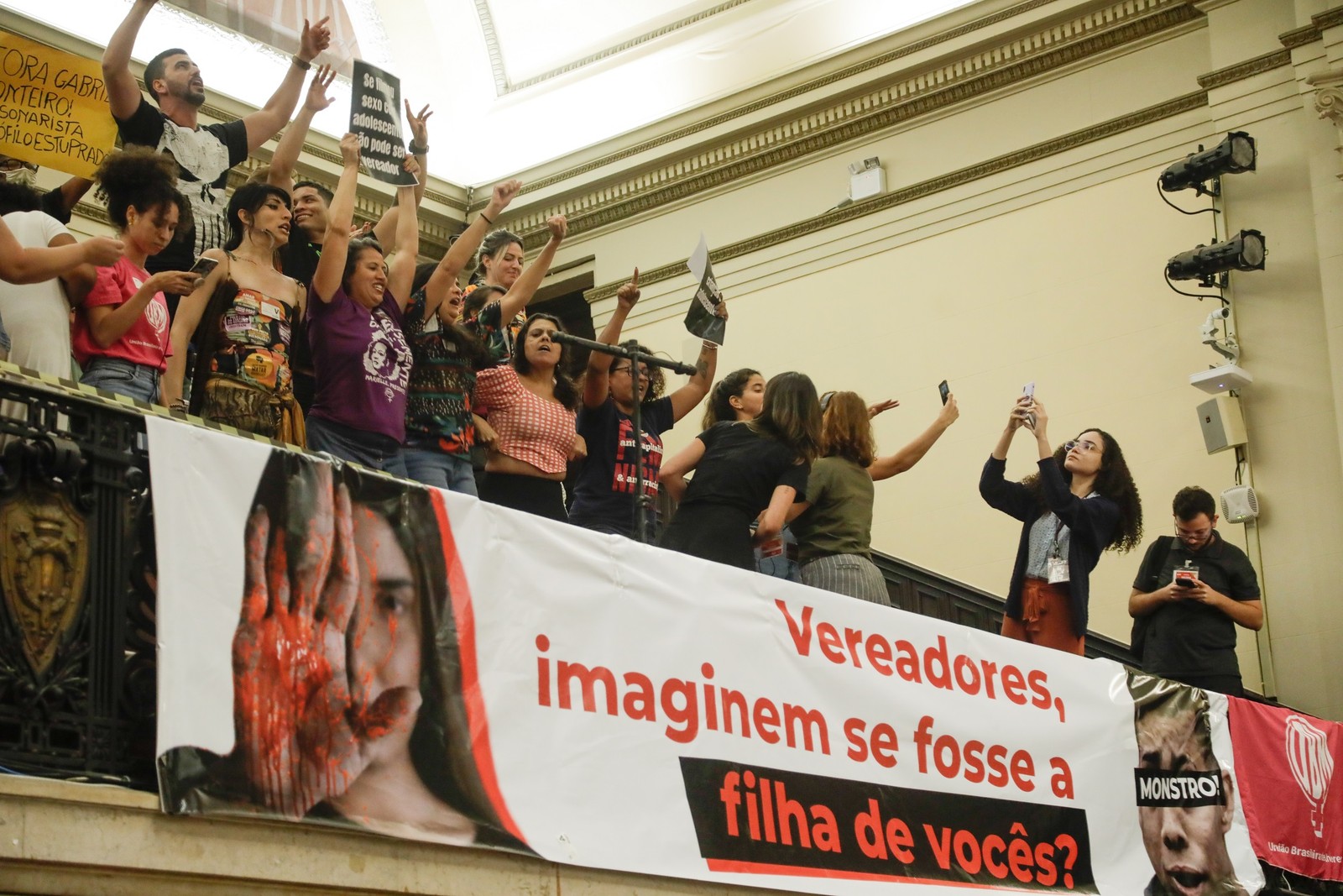 Mulheres protestaram contra Gabriel Monteiro que filmou relação sexual que manteve com uma adolescente de 15 anos — Foto: Gabriel de Paiva/Agência O Globo/18-08-2022