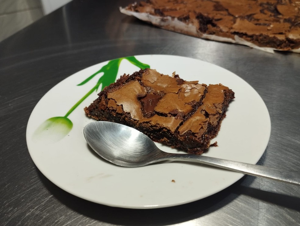 Brownie é opção prática e econômica para o café da tarde — Foto: Bruna Bachega/TV Fronteira