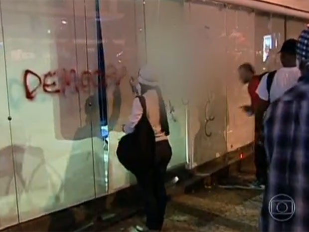 Manifestantes picharam vidros de empresas, pontos de ônibus, prédios históricos e bancas de jornais (Foto: Reprodução / TV Globo)