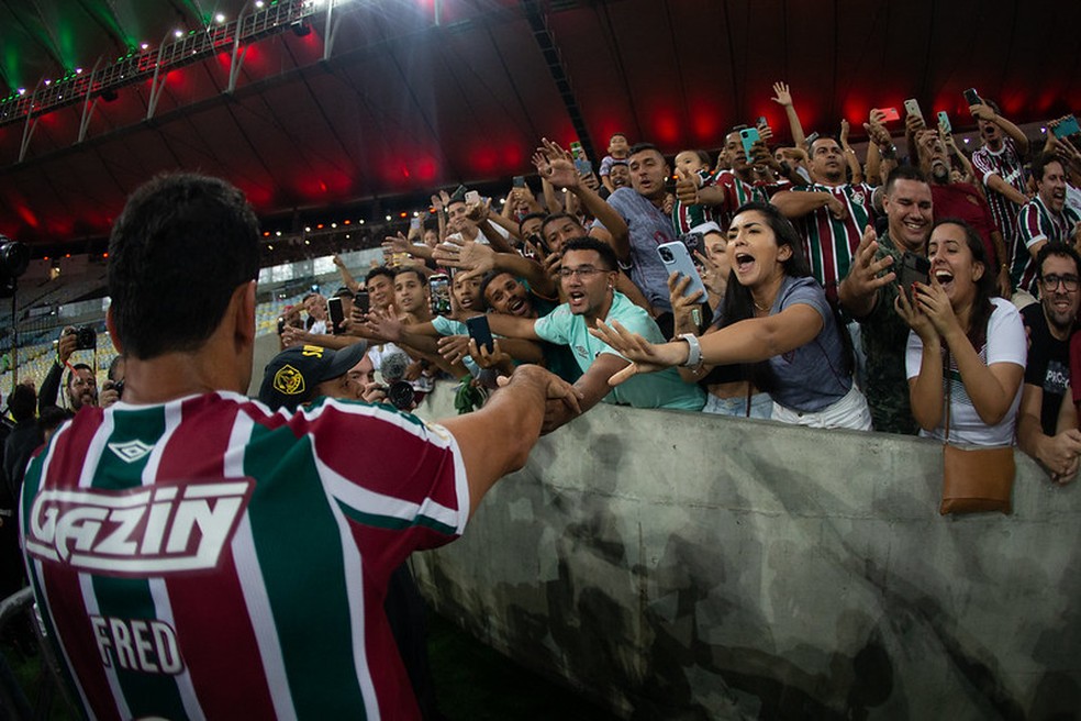 Fred cumprimenta a torcida após o seu penúltimo jogo pelo Fluminense — Foto: Marcelo Gonçalves / Fluminense FC