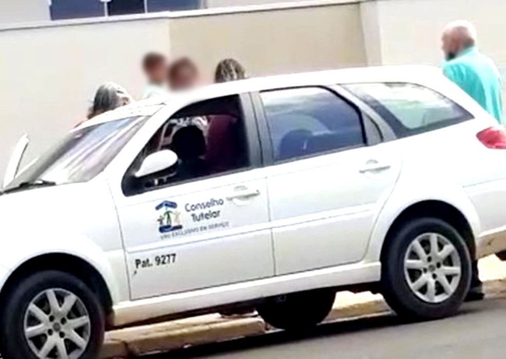 Após encontrada no ônibus, criança de 3 anos foi levado para a mãe por agentes do Conselho Tutelar de Duartina — Foto: Arquivo pessoal