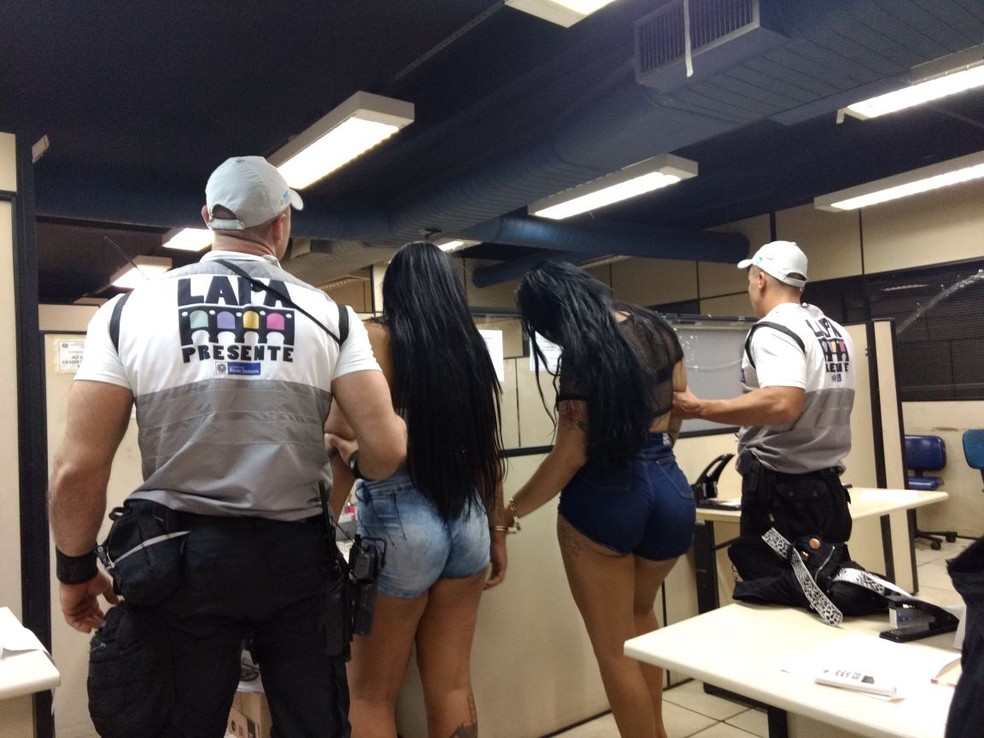 Ambas as travestis se recusaram a ser revistadas pelos agentes na rua; na delegacia foram encontrados estiletes com as duas, segundo a polícia (Foto: Divulgação/Lapa Presente)