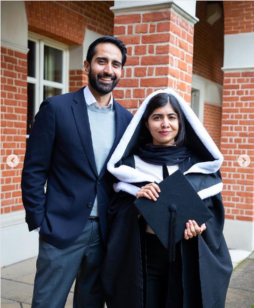 Malala e seu marido Asser Malik durante a cola&ccedil;&atilde;o de grau da ativista pela educa&ccedil;&atilde;o &mdash; Foto: Redes Sociais
