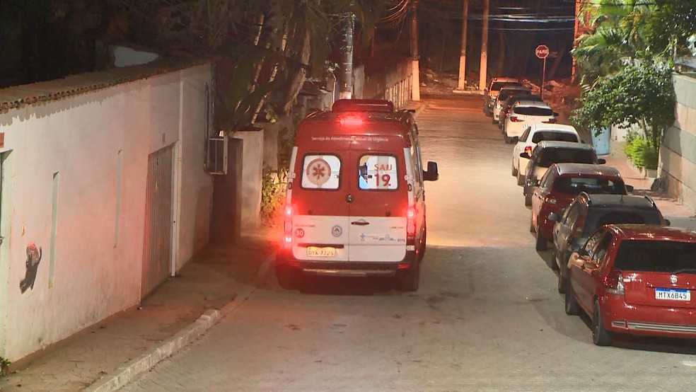 Agente penitenciário baleado enquanto fazia trilha no Morro do Moreno, em Vila Velha, foi socorrido pelo Samu 192 — Foto: Reprodução/TV Gazeta