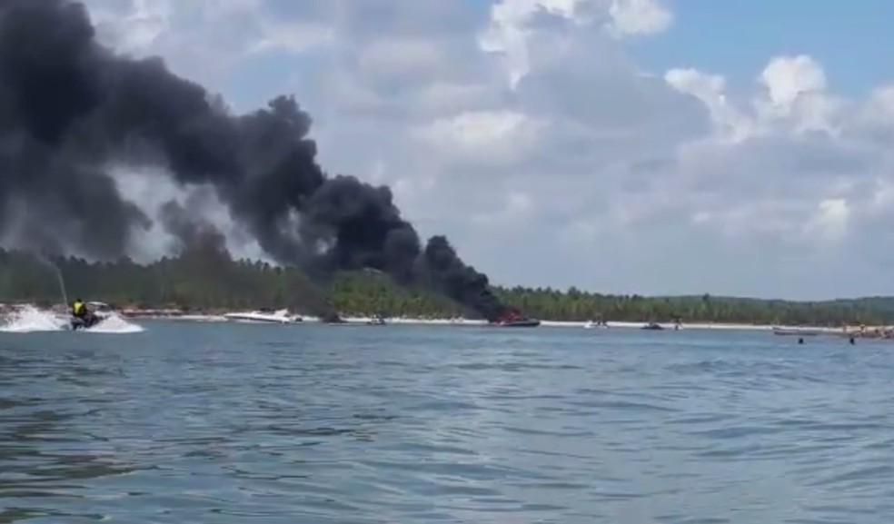 Lancha pega fogo na praia de Maria Farinha, em Paulista, no Grande Recife (Foto: Reprodu&ccedil;&atilde;o/WhatsApp)