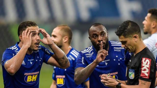 William Pottker e Manoel reclamam de cartão vermelho para o atacante do Cruzeiro