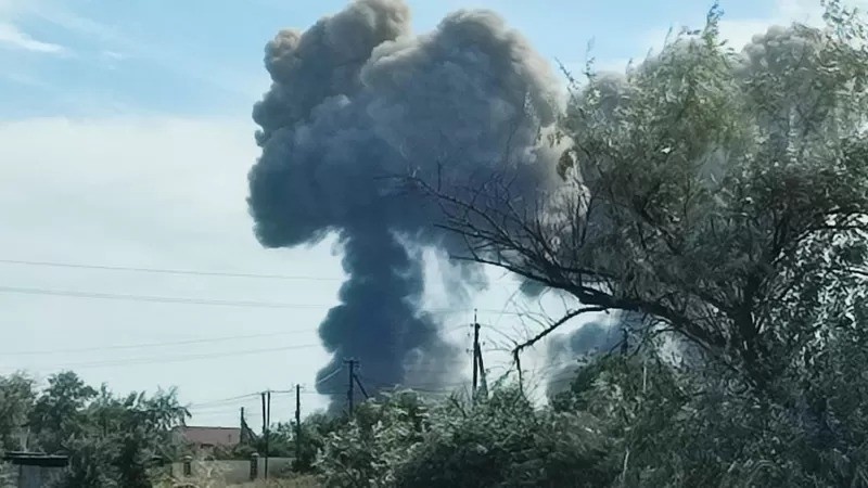 Fumaça sobe após explosões na base aérea na tarde de terça-feira (Foto: REUTERS via BBC)