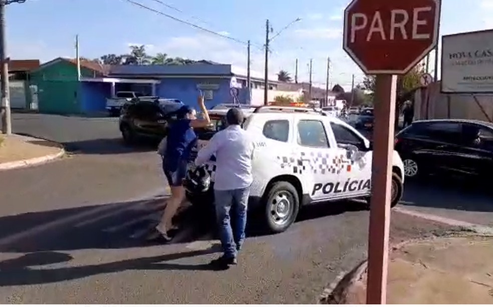 Mãe de Karunã bate na viatura que leva o suspeito de ter assassinado sua filha — Foto: A CidadeON/Araraquara