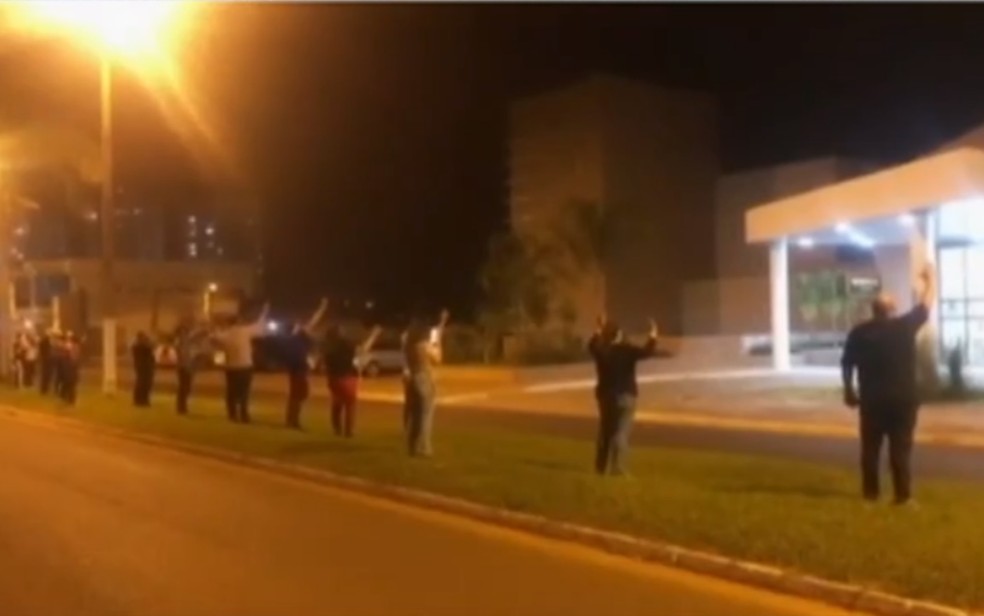 Parentes e amigos fazem oração na porta de hospital em Rio Verde, Goiás — Foto: Reprodução/TV Anhanguera