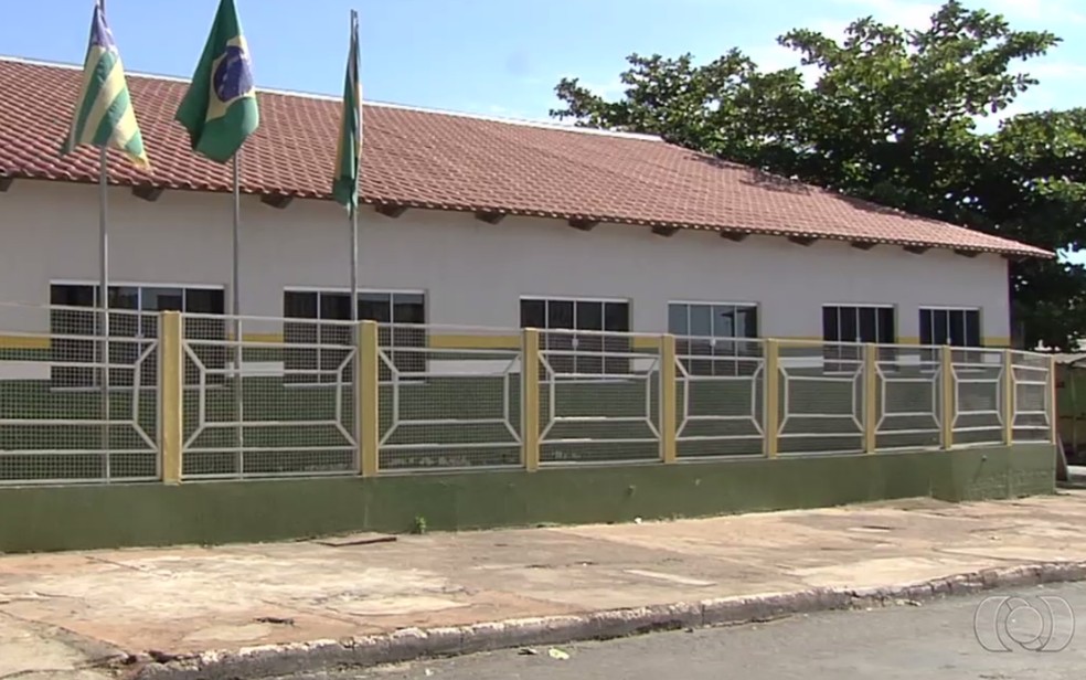 Escola Municipal São Francisco de Assis, em Nerópolis, Goiás (Foto: TV Anhanguera/ Reprodução)