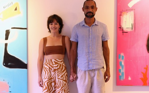 Natália Lage recebe namorado, Silvio Guindane, em exposição e exalta arte abstrata