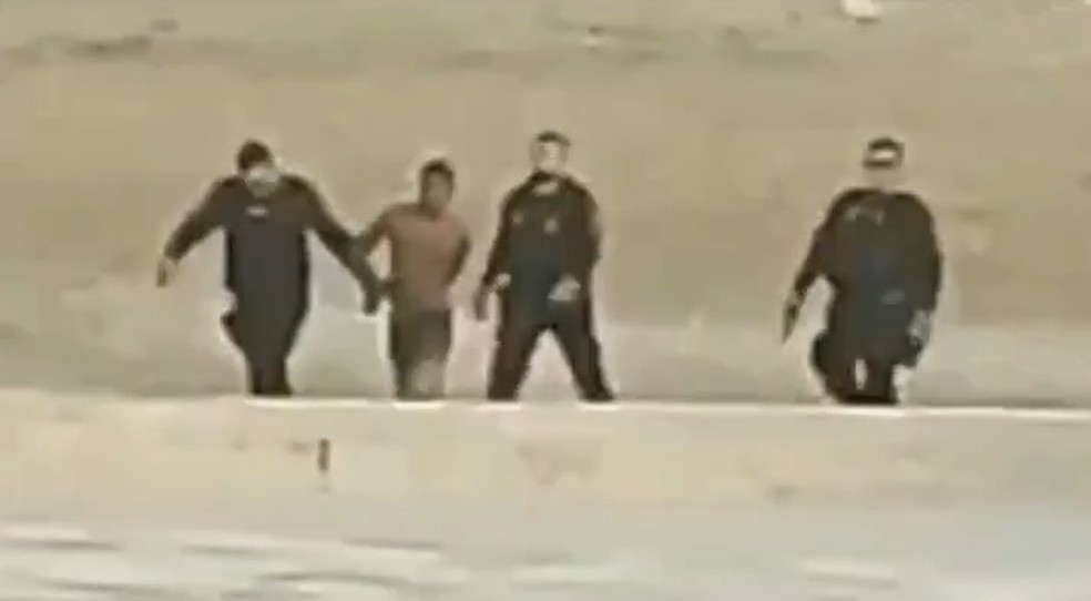 Criminosos são presos após tentarem fugir pelo mar em Fortaleza — Foto: Reprodução