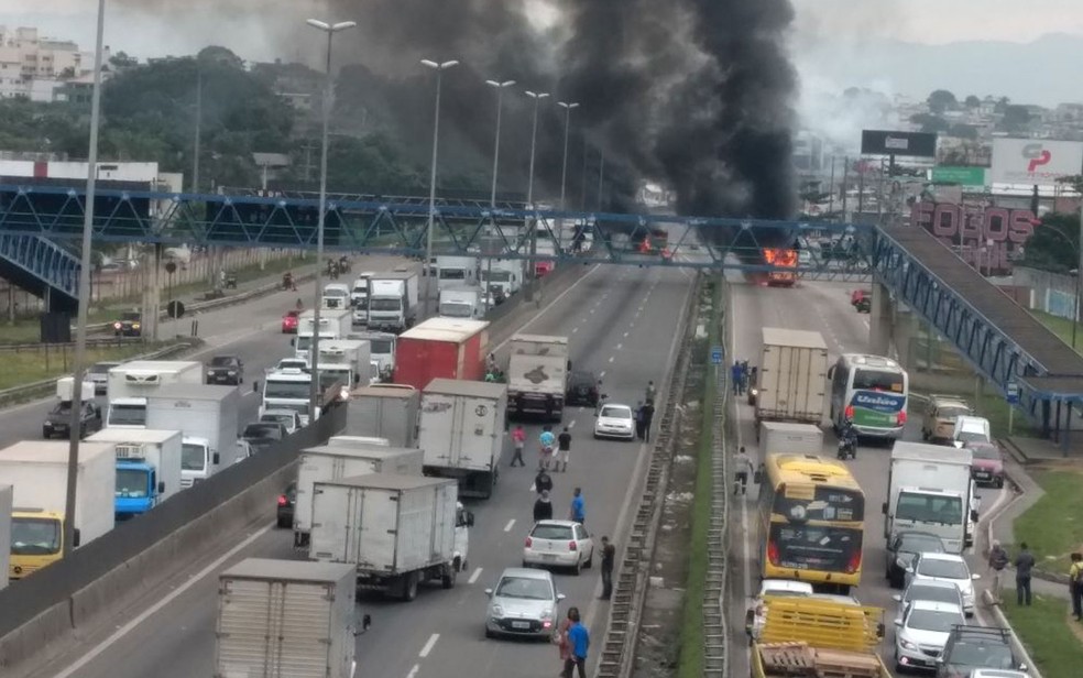 Ônibus são incendiados em via expressa do Rio de Janeiro nesta terça (Foto: Reprodução / TV Globo)