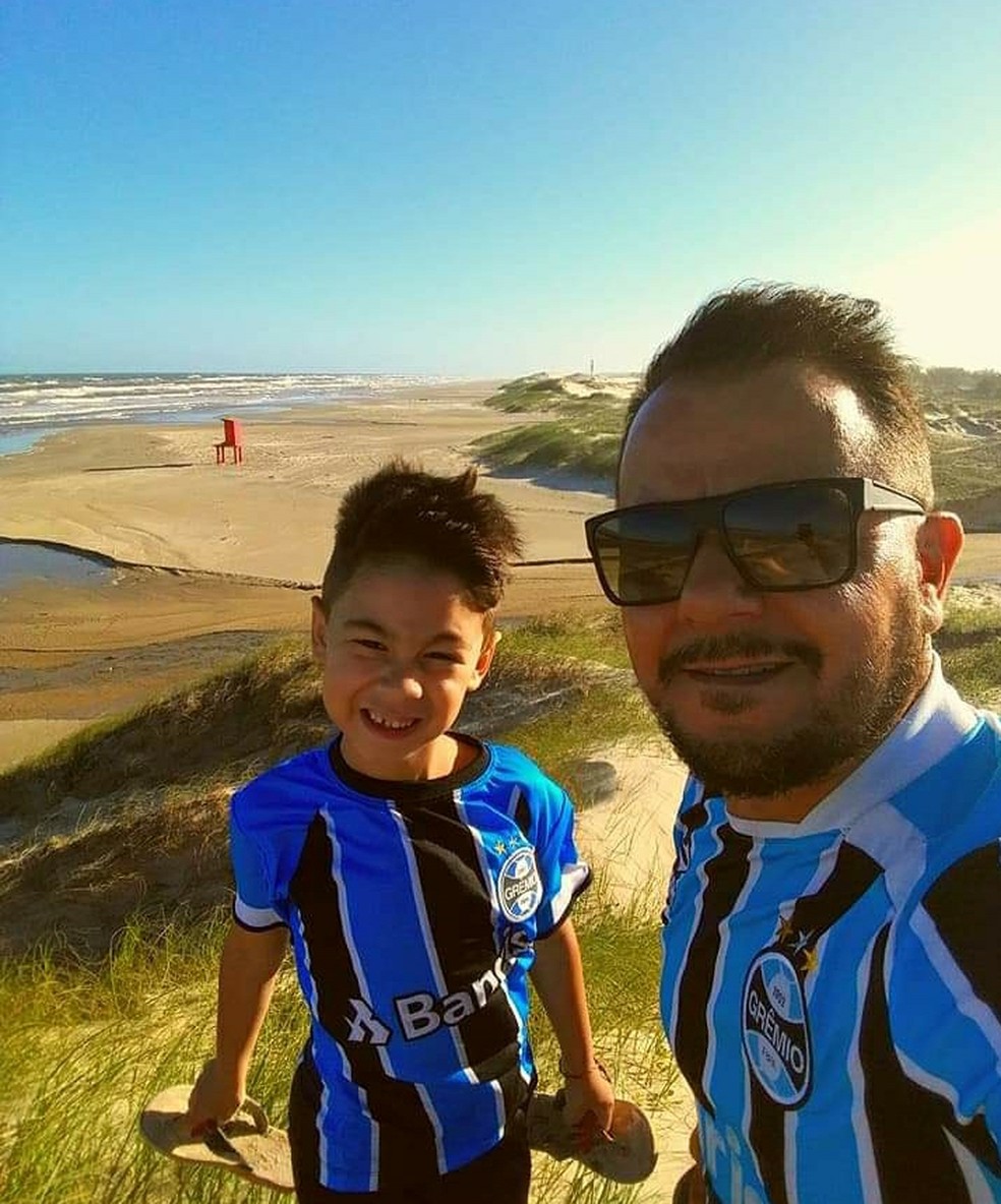 Rodrigo Medina Lopes, 45 anos, e Bruno, filho adotado por ele após morte da ex — Foto: Arquivo Pessoal