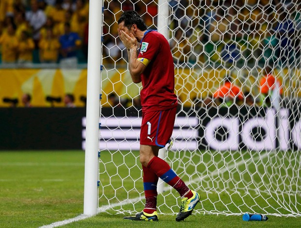 Copa das Confederações Calor - Buffon se hidrata, Brasil x Itália (Foto: Reuters)