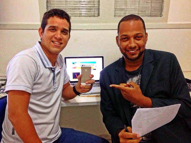 Marco Aurélio com um de seus clientes que alugou um iPhone 5 (Foto: Arquivo pessoal/Marco Aurélio Costa)