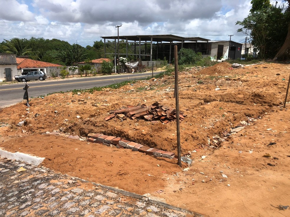 Fundação de imóvel irregular em área pública foi destruída por fiscais da prefeitura de Natal — Foto: Divulgação