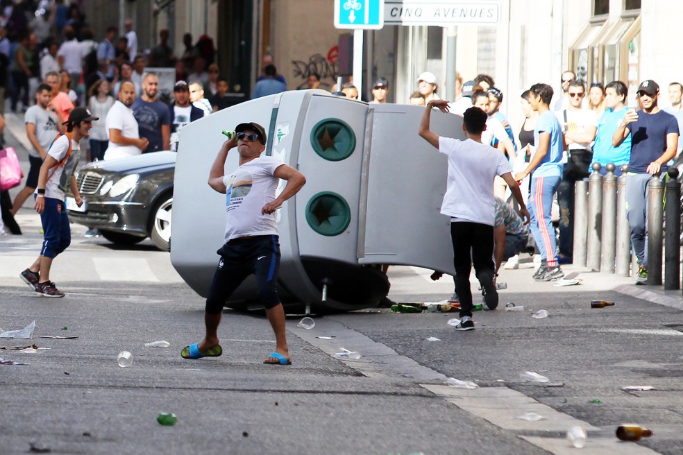 Torcedores se enfrentam antes de partida entre Rússia e Inglaterra pela Eurocopa em Marselha, em junho de 2016 (Foto: JEAN CHRISTOPHE MAGNENET/AFP)