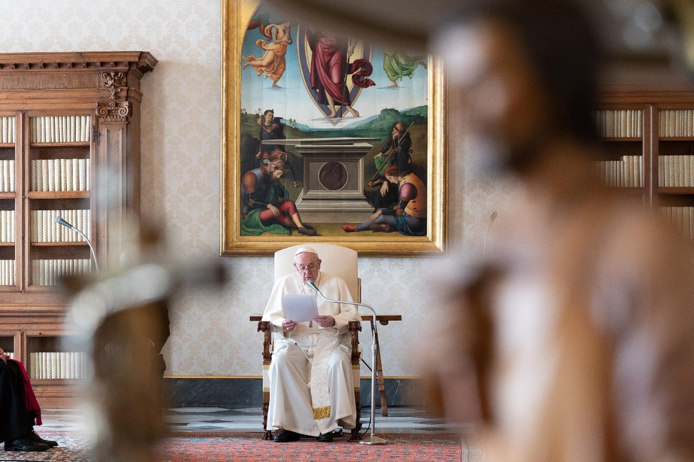 Papa Francisco na audiência geral desta quarta-feira, 25 de novembro de 2020, em uma biblioteca do Vaticano — Foto: Vatican Media/Reuters