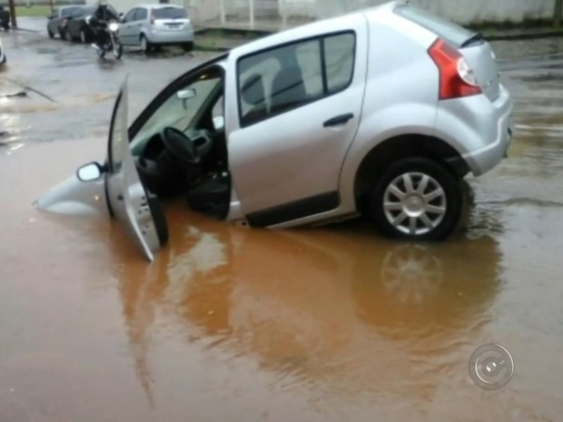 Carro ficou parcialmente &quot;engolido&quot; por buraco aberto no meio da rua. Rio Preto (Foto: Reprodução / Divulgação)