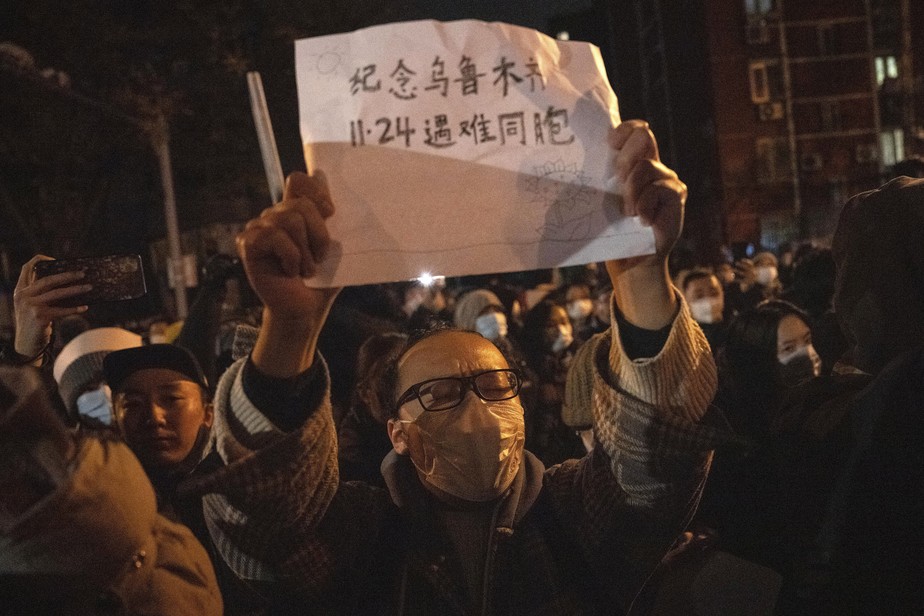 Homem protesta em Pequim contra política de 'covid zero' da China