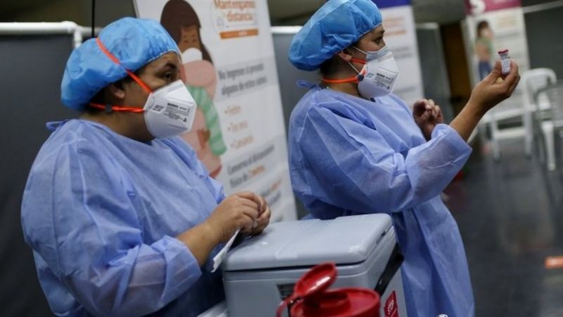 Vacinação na Colômbia, em foto de agosto; uma das questões sendo estudadas é quanto e se a variante Mu consegue escapar mais facilmente da imunização (Foto: Reuters via BBC News)