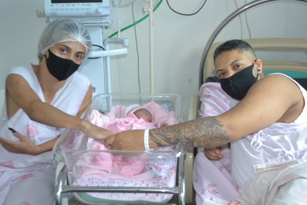 Casal trans registra nascimento da filha Izabella no Hospital Universitário, em Montes Claros — Foto: Ascom/ HUCF