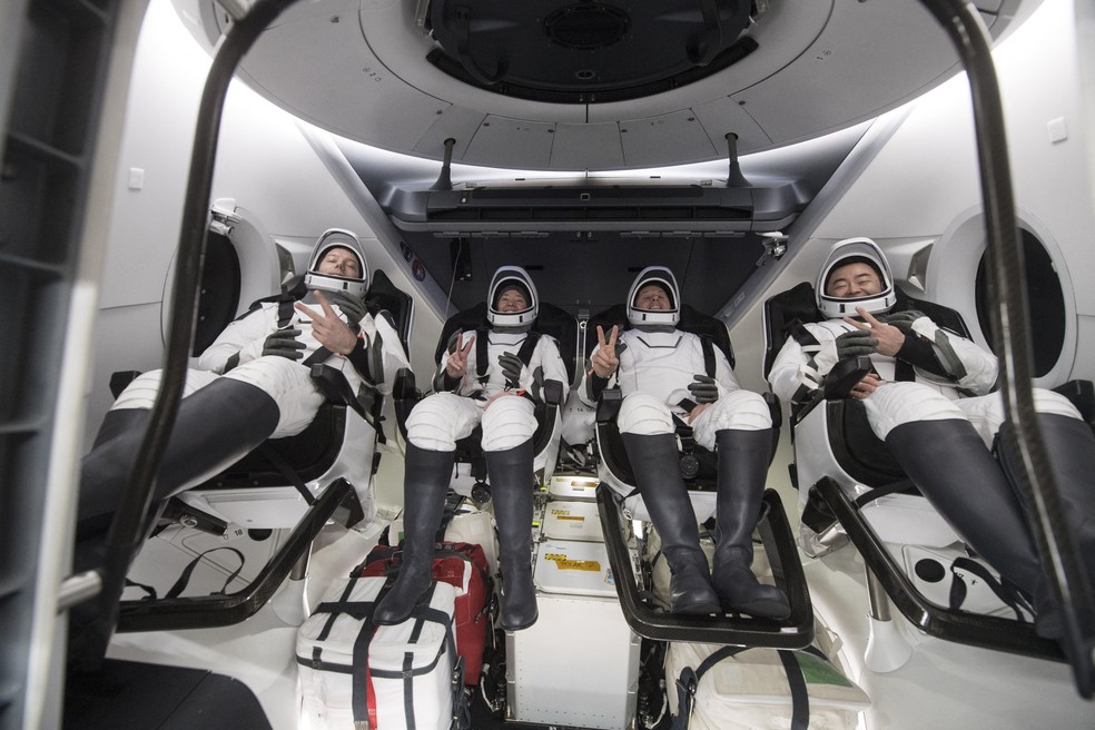 Astronautas dentro da nave SpaceX — Foto: Aubrey Gemignani / NASA / via AFP Photo