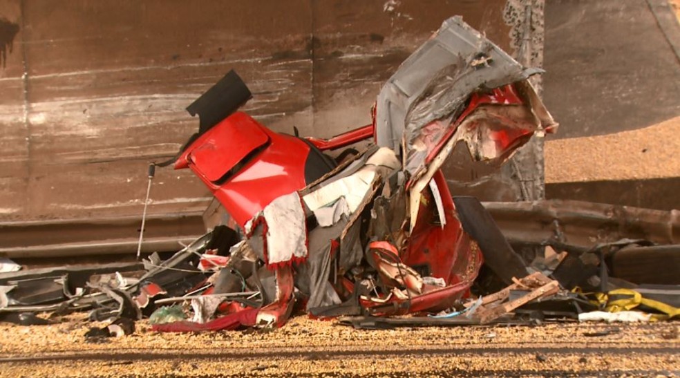 Caminhão tombou e matou casal em rodovia em São Carlos — Foto: Reprodução/EPTV