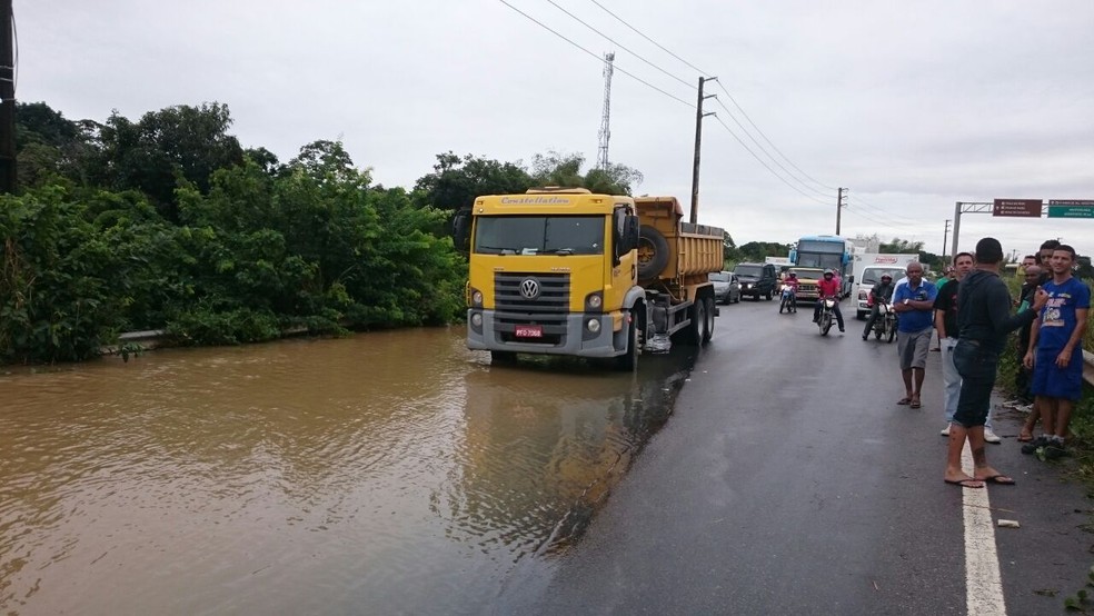 PE-60, em Ipojuca, no Grande Recife, ficou intransitável por causa da água (Foto: Clarissa Góes/TV Globo)