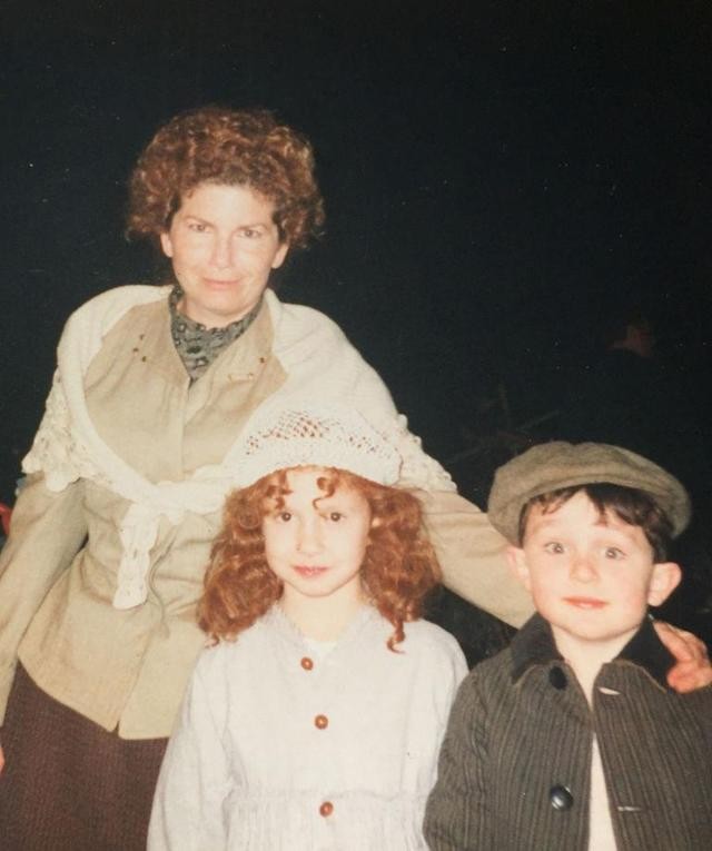 Laramie Landis e Reece Thompson interpretaram filhos da atriz Jenette Goldstein em Titanic (1997) (Foto: Divulgação/20th Century Fox)