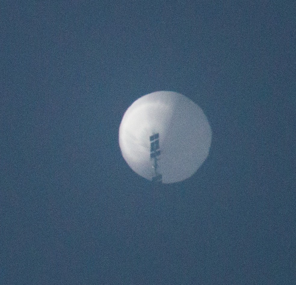 Um balão voa no céu sobre Montana, nos EUA, em foto de 1º de fevereiro de 2023 — Foto: Chase Doak via Reuters