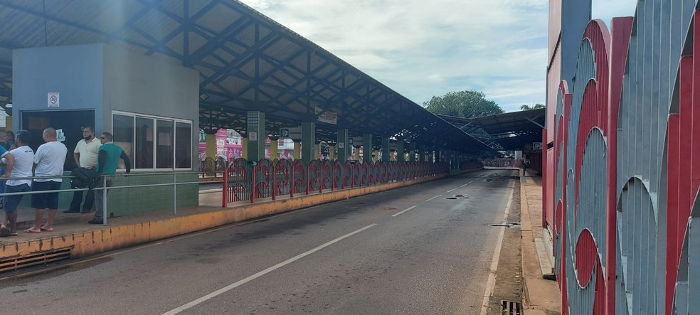 Terminal urbano amanheceu sem ônibus nesta segunda-feira (17) — Foto: Murilo Lima/Rede Amazônica