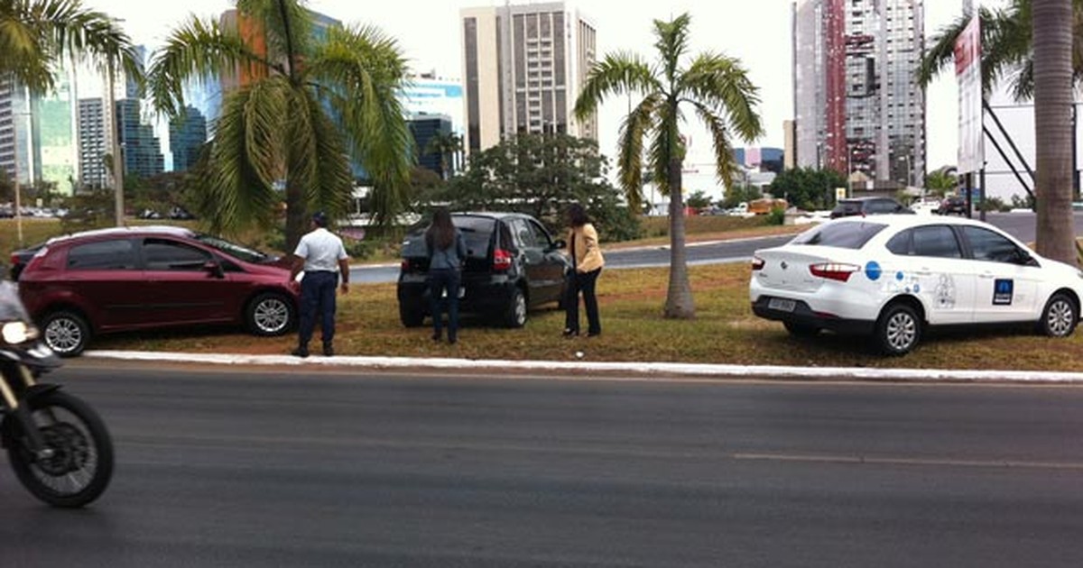 G1 Três Carros Se Envolvem Em Batida No Eixinho Norte No Centro De