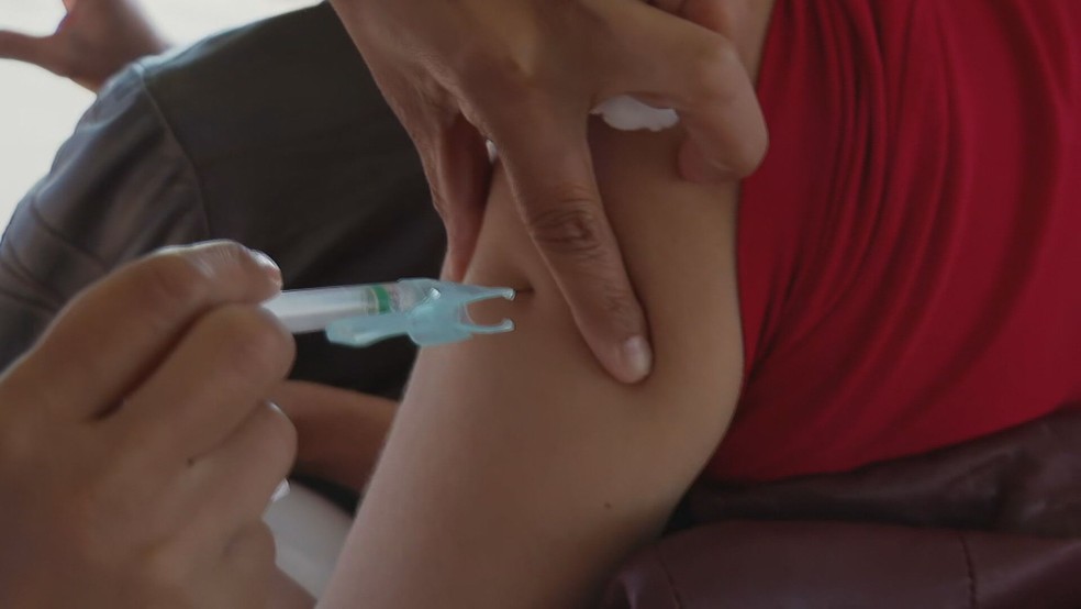 Natal retoma vacinação e amplia faixa etária para pessoas de 42 anos sem comorbidades — Foto: TV Globo / Reprodução