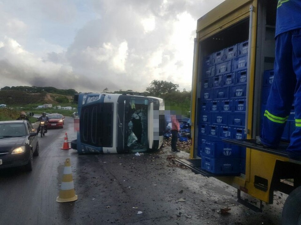 Carreta tombou e carga ficou espalhada na BR-101, no Recife (Foto: Reprodução/WhatsApp)
