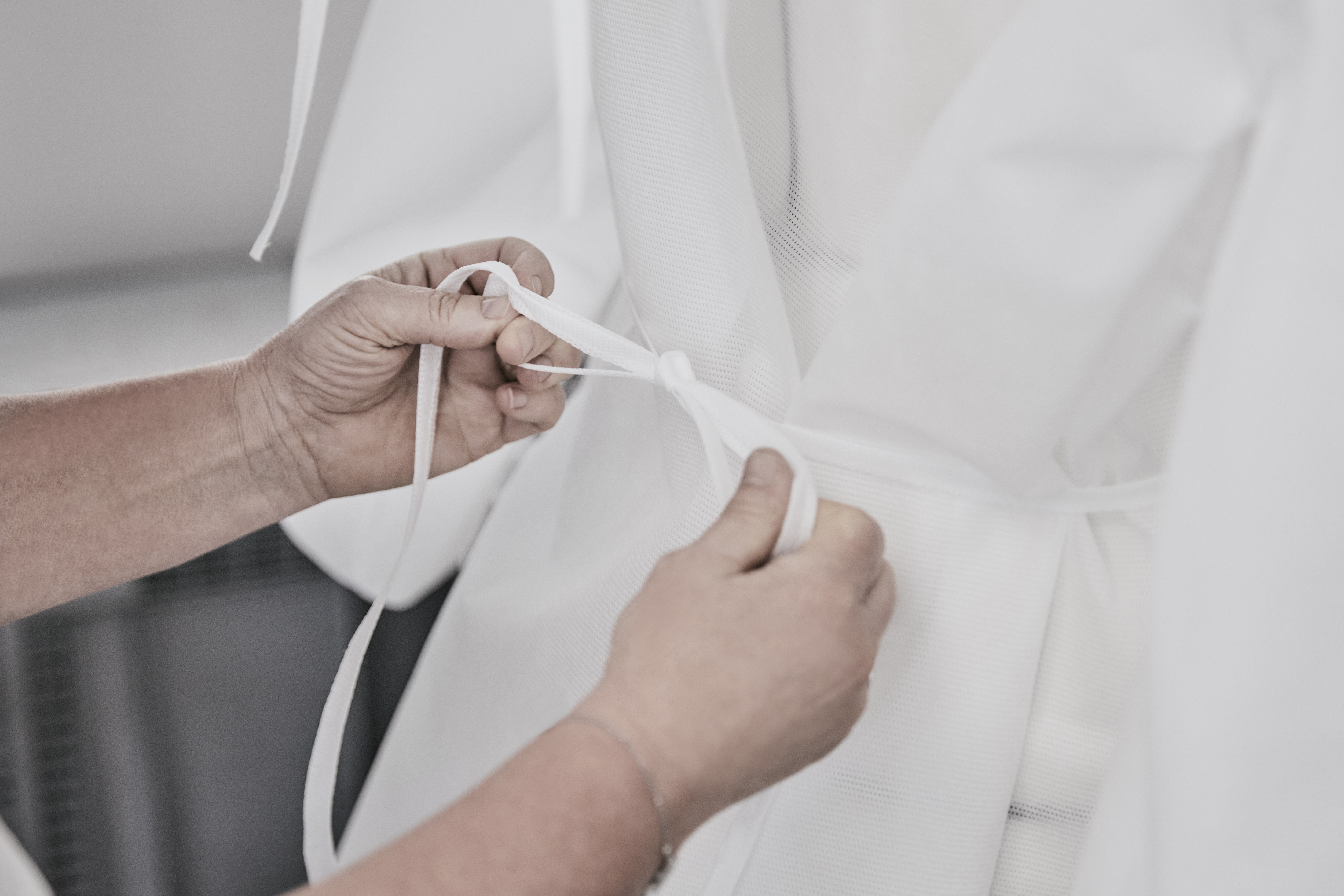 Louis Vuitton mobiliza ateliê de Paris para produzir aventais para hospitais (Foto: Piotr Stoklosa)