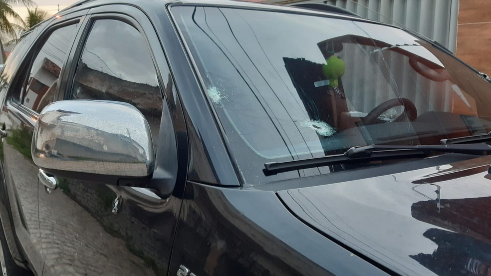 Marcas dos tiros que acertaram o policial ficaram no carro em Natal  — Foto: Sérgio Henrique Santos/Inter TV Cabugi