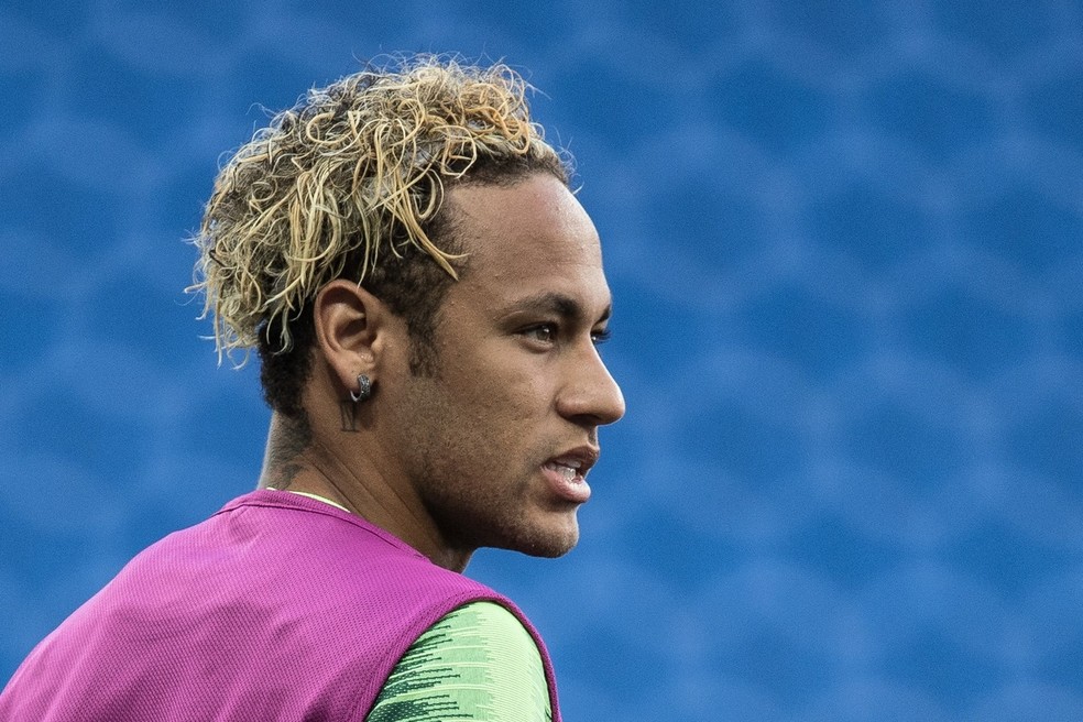 Neymar aparece de visual novo no treino da Seleção antes da estreia contra a Suíça (Foto: Pedro Martins/Mowa)