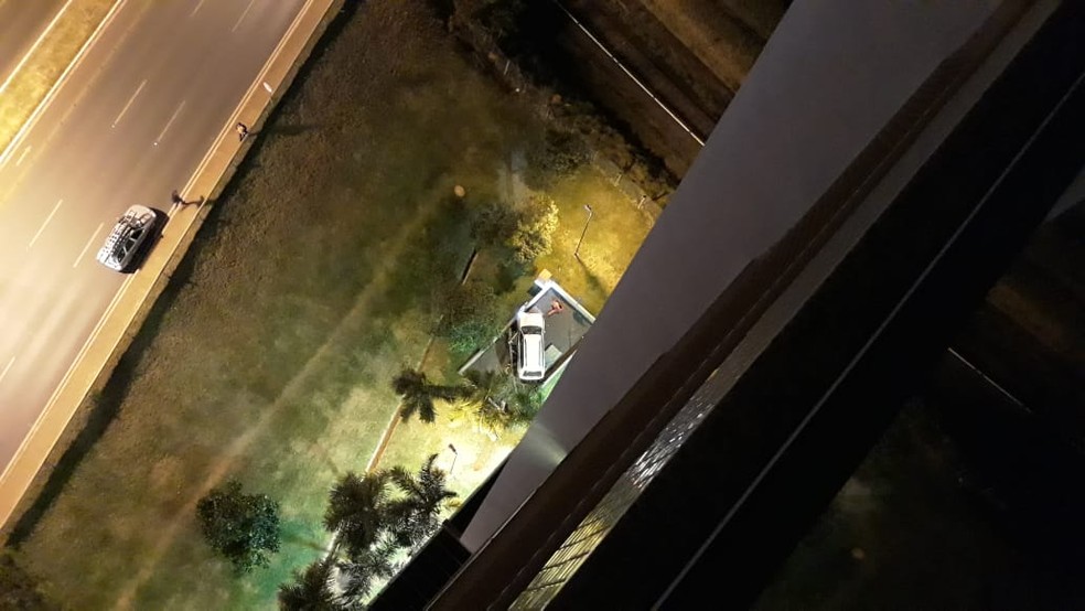 Motorista perde controle e carro cai sobre central de gás de condomínio em Águas Claras — Foto: Arquivo pessoal