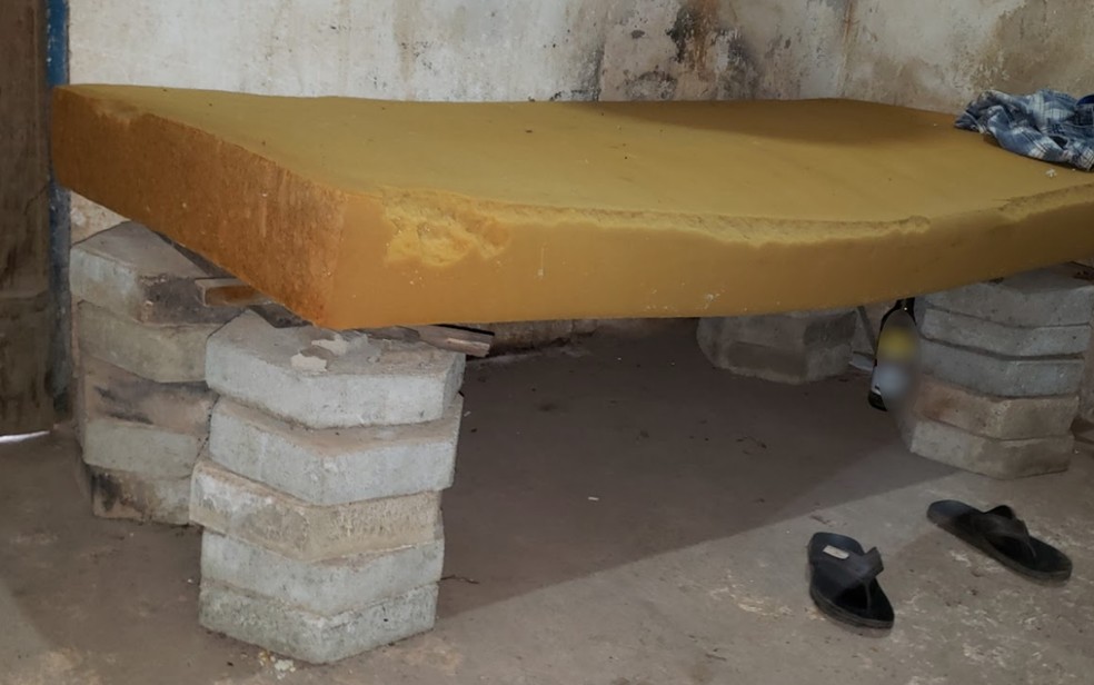 Cama improvisada em fazenda onde trabalhadores foram resgatados, em Nova Crixás — Foto: Divulgação/MTP