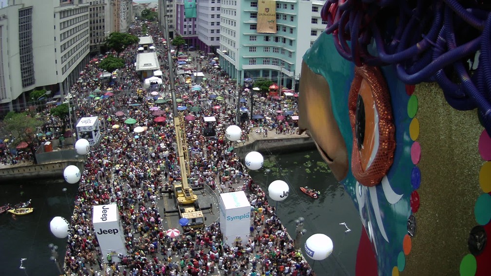Foliões passam pela Ponte Duarte Coelho, durante o desfile do Galo da Madrugada — Foto: Reprodução/TV Globo